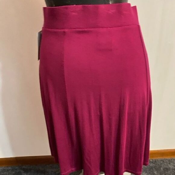 Merona  Forever Berry pullover skirt, size L - Picture 2 of 3
